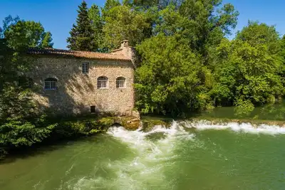 Image de Moulin du 18ème siècle, magnifiquement restaurée, sur la riviere.