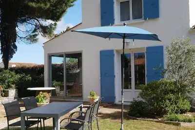 Image de maison individuelle au calme dans un parc ombragé à proximité du port de pêche