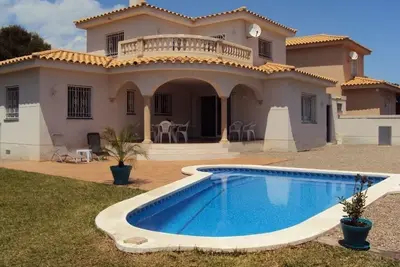 Image de Villa avec piscine privée, à 400m d'une plage de sable fin