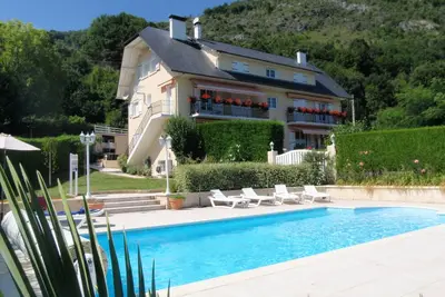 Image de Appartement avec balcon dans villa avec grande piscine