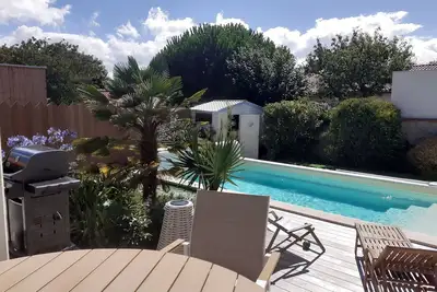 Image de Maison bord de mer avec jardin et piscine
