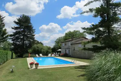 Image de Belle maison en pierre avec piscine dans parc arboré sur les coteaux de Bordeaux