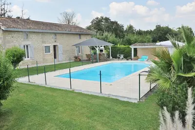 Image de Ferme entièrement restaurée en pierre avec piscine privée