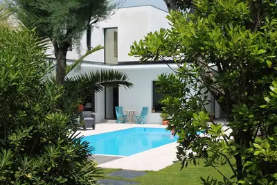 Image de Belle villa moderne avec piscine chauffée, proche: mer, golf, tennis, commerces