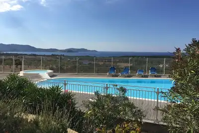 Image de Vue mer, appartement avec terrasse dans résidence. Piscine, parking, Wifi, Clim.