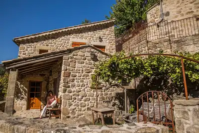 Image de Le Castel - Location haut de gamme pour 6 personnes - spa. . .