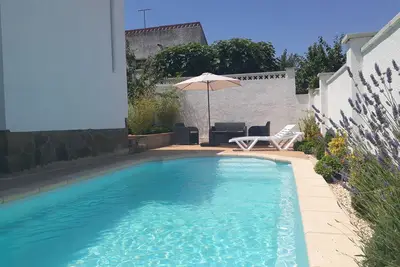 Image de Belle maison avec piscine privée, jardin, barbecue, quartier calme près de la plage