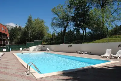 Image de Duplex 50 m2 avec piscine extérieure au pied des chemins de montagne.