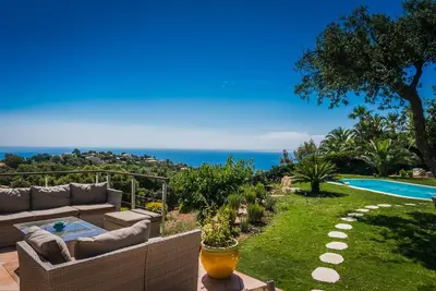 Image de Magnifique vue mer, très calme, piscine privée, plage à 5 min, domaine privé