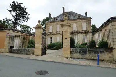 Image de Grande maison familiale sur trois étages, à l'interieur d'un parc d'un hectare