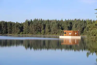 Image de Maison flottante 54m² sur un étang de 32 hectares en Corrèze-Vallée de Dordogne