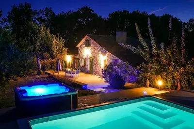 Image de Gîte de la Truffière, piscine chauffée et jacuzzi