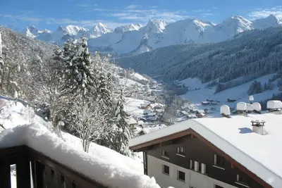 Image de Chalet  individuel face aux Aravis, rez de jardin sud avec terrasse et pelouse