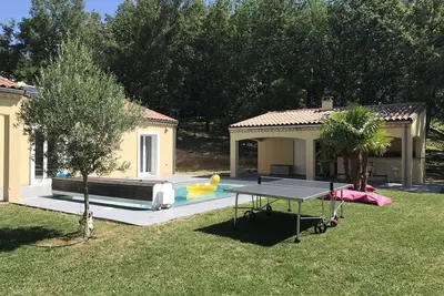 Image de Maison de campagne, piscine et chant des cigales