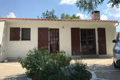 Image de maison à 600 m plage avec terrain clos dans lotissement environnement calme.