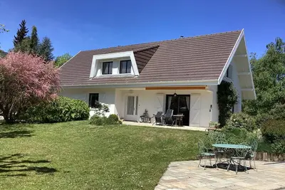 Image de Maison avec piscine sur les rives du lac d'Annecy