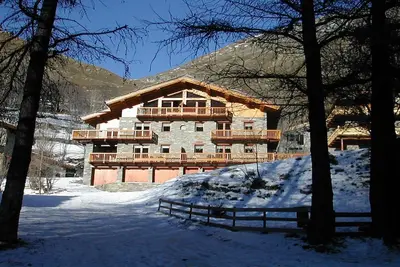 Image de appartement spacieux et confortable dans un cadre authentique, village classé