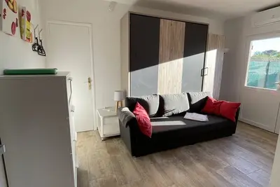 Image de 1 min de la plage, Studio climatisé, terrasse privée, parking et wifi gratuit