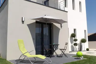 Image de T1 moderne avec parking et jardin privés à 450m de la plage à Fouras