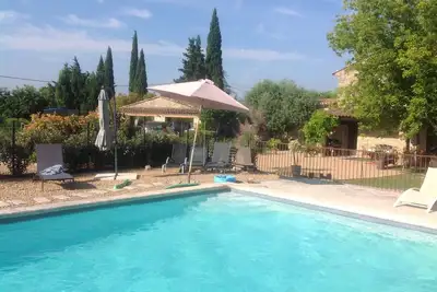 joli Mas provençal au coeur du Lubéron (entre Gordes et Roussillon) avec piscine