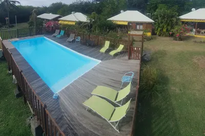 Image de Bungalows \"Coco\" typique créole tout confort les pieds dans l'eau