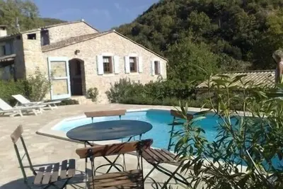 Image de Maison en pierre avec piscine privée, au calme, idéal en famille pour visiter.