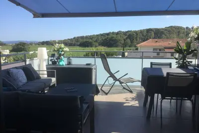 Image de Appart Spacieux Moderne Vue Panoramique-500 m de la plage - Wifi - Sud -