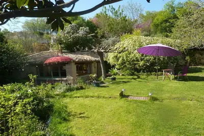 Image de Uzes 600m du centre ville, petite maison, terrain arboré avec piscine, très calme
