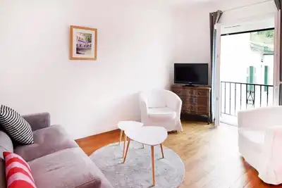 Image de Appartement rénové, calme plein centre ville avec 1 place de parking
