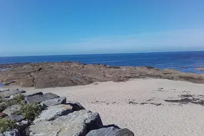 Image de 30 m de la plage: maison récente dans une impasse donnant sur l'océan