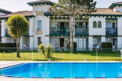 Image de Très bel appartement en rez de jardin devant piscine, avec belle vue sur la mer