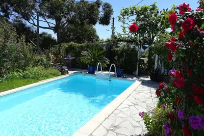 Image de Cottage en pleine verdure avec piscine chauffée