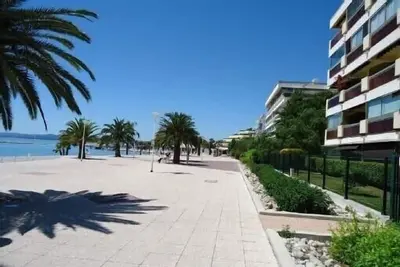 Image de Exceptionnel Cote D Azur sur la Plage Luxueux 2 pièces en rdj accès direct mer