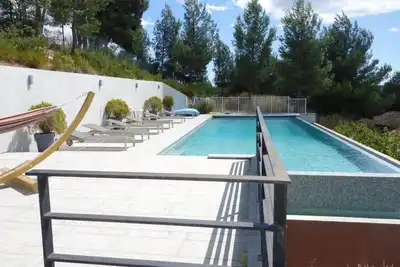 Image de Vue mer exceptionnelle, villa contemporaine originale, piscine à debordement