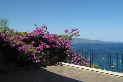 Villa for 6 people in a private estate in Gaou Bénat. Exceptional sea view
