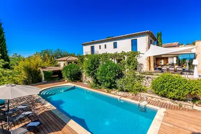 Image de Maison contemporaine à Aix-en-Provence avec piscine et vue sur la campagne.