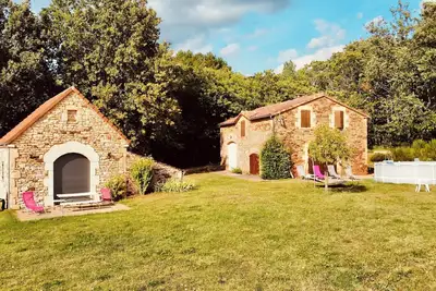 Image de Superbe grange restaurée, isolée au cœur d'une clairière avec piscine