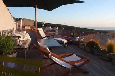 Image de près de Bosa, terrasse avec sublimes couchers de soleil sur mer