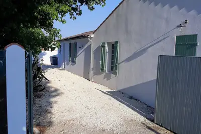 Image de maison familiale au pied de la plage des conches sur l'ile de ré