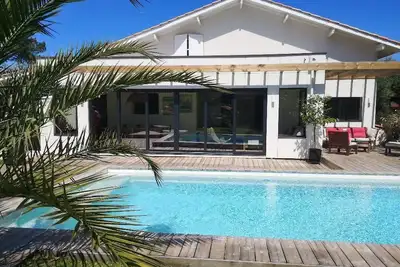 Image de Villa de charme, au calme, 4 chambres, piscine chauffée, proche plage.
