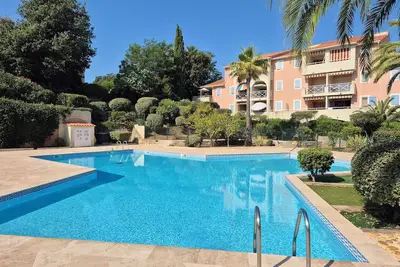 Image de agréable 2 pieces climatisé vue piscine