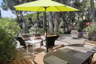 Image de Beau Mazet 75m2, Grand Jardin dans pinède, Domaine privé avec Piscine, Tennis. .