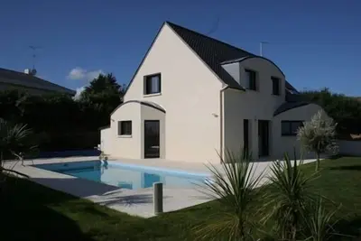 Image de Villa avec piscine privée à 200 m des plages. jardin clos au Pouldu en Bretagne