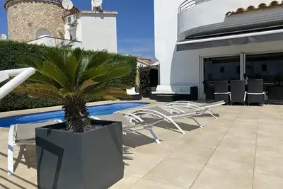 Image de Magnifique Maison Moderne, piscine privée, parking sécurisé.