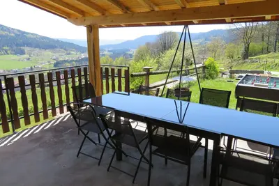 Image de la maison jaune a cleurie accessible aux personnes handicapé