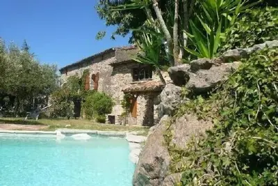Image de Maison rénové, spacieuse et lumineuse avec piscine à débordement et plage.