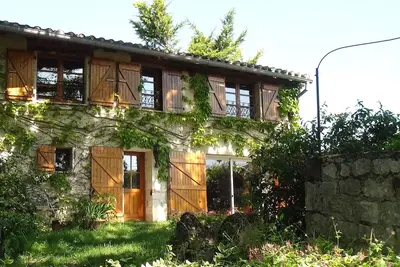 Image de maison à Itzac, à l'ombre d'un chêne classé au patrimoine Tarn.