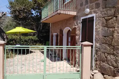 Image de Maison en pierre dans un village typique, vue sur la mer,