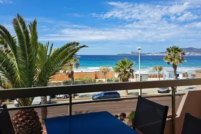 Image de Grand T2+cabine (50m²) rénové 4 à 5 personnes en front de mer avec parking