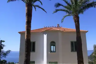 Image de Villa 1900 rénovée dans grand parc face aux Iles et 300m de la plage, classée